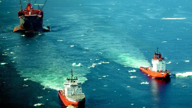 Kigoria and Arctic Kalvik worked together on an arctic rig move.