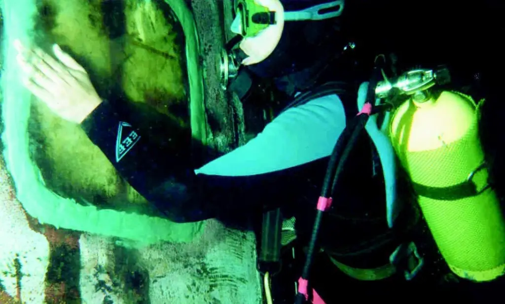 A UMC diver applies protective coating to an exterior weld on the Fujairah side plate insert.