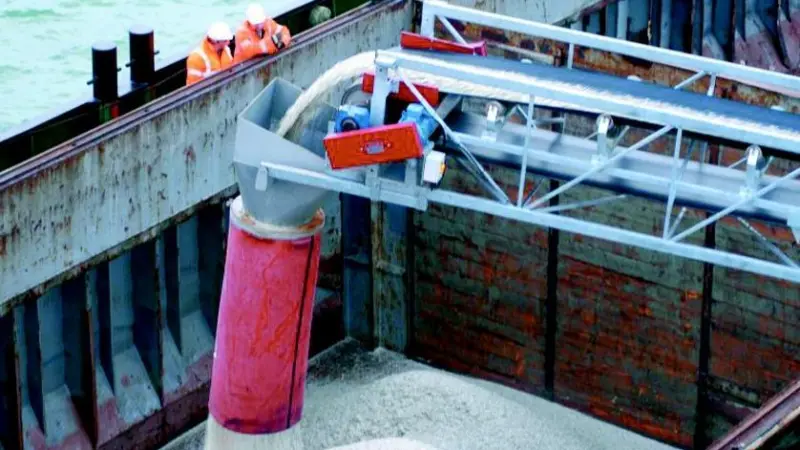 The first load of recycled bottle glass is delivered on board MV Sea Kestrel.