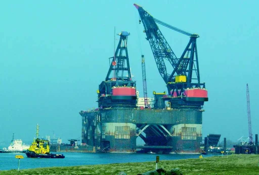 The mobdock was fixed to the crane vessel 10m under water.