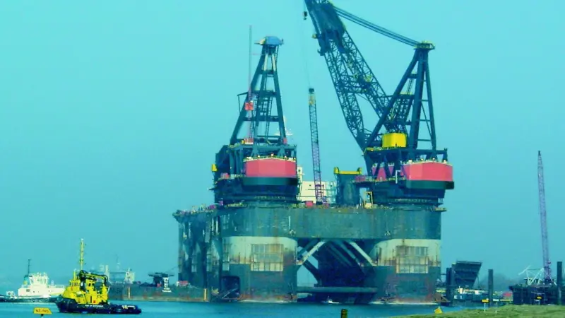 The mobdock was fixed to the crane vessel 10m under water.