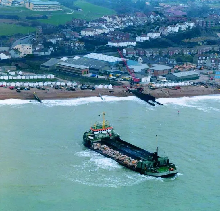 The Cetus propulsion system enabled rock dumping operation at Hastings UK in extreme shallow water conditions.
