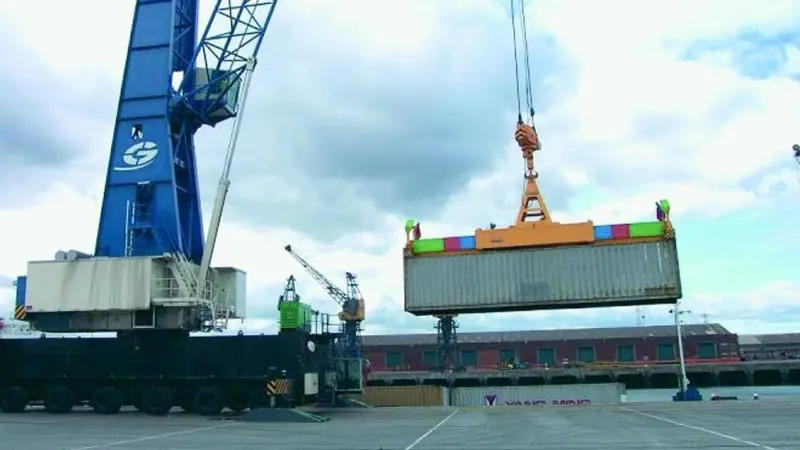 The first ever container is unloaded at PD Teesports TCT2.