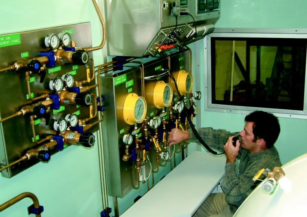 The diving supervisors station is comprehensively equipped.