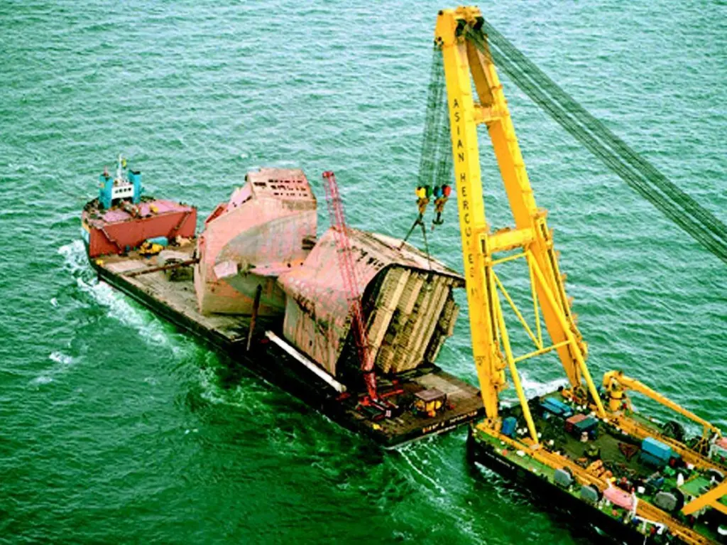 Asian Hercules II stabilises the second section of Tricolor on the voyage to Zeebrugge.
