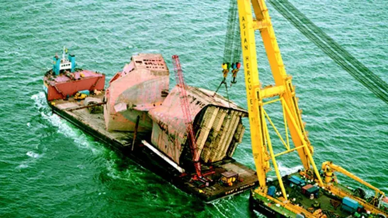 Asian Hercules II stabilises the second section of Tricolor on the voyage to Zeebrugge.