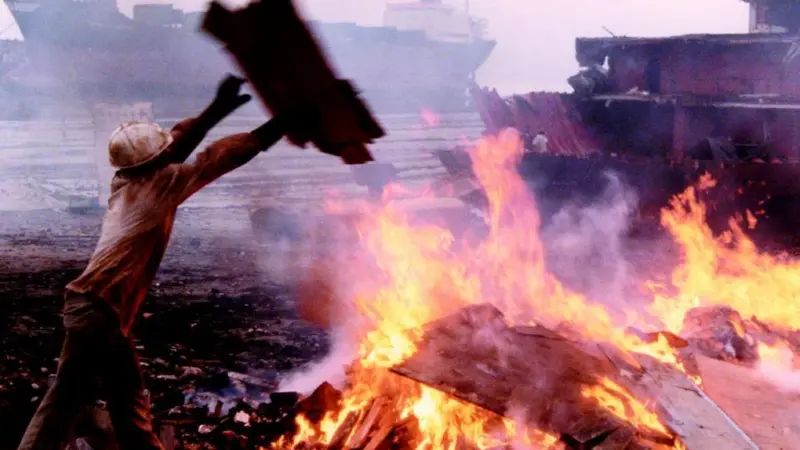 Workers burning rubbish and waste oil on the beach of the scrap yard Alang in India. Picture courtesy of Engel/Greenpeace.