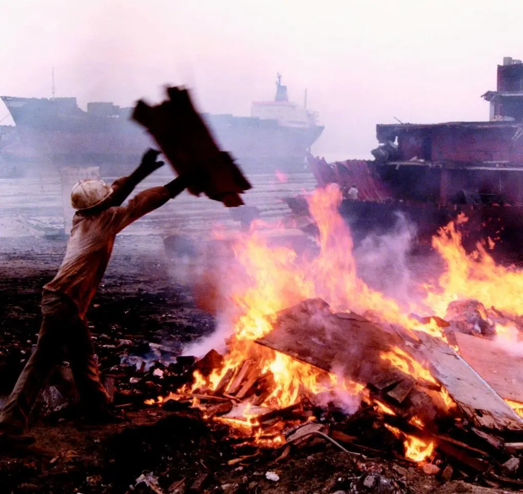 Workers burning rubbish and waste oil on the beach of the scrap yard Alang in India. Picture courtesy of Engel/Greenpeace.