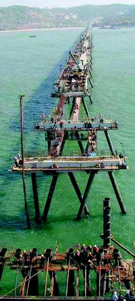 The new guidelines for hydraulic design of exposed jetties will be published early in 2004.