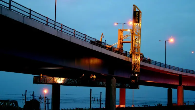 The Moog Bridge Inspection Platform spans the full width of St Georges Bridge.