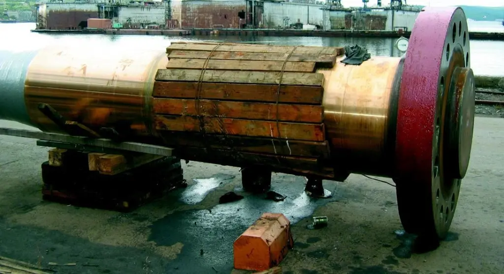 A propeller shaft with new ROMOR 1 stave bearings from Maprom Engineering awaits installation.