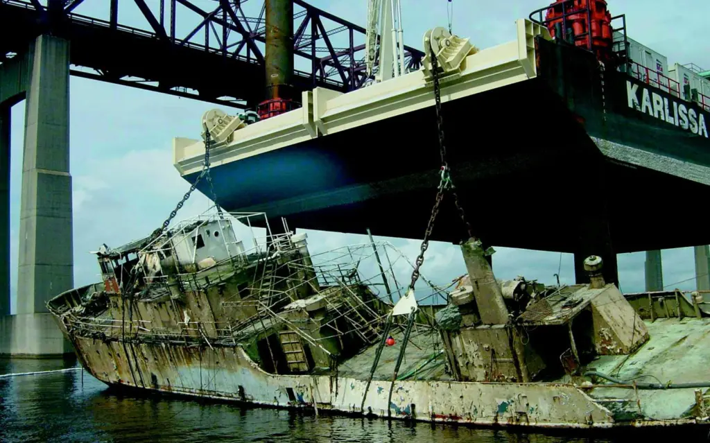 Bowstring being raised with Titans Karlissa A jack-up barge and Titan pullers.