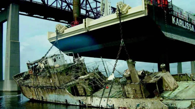 Bowstring being raised with Titans Karlissa A jack-up barge and Titan pullers.