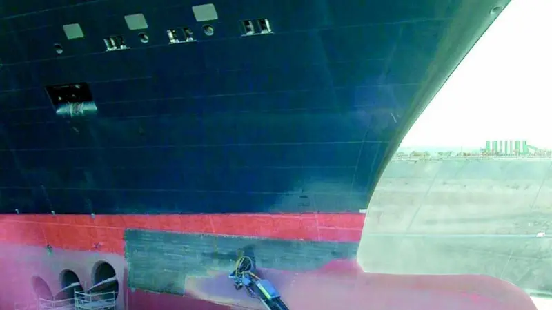 The Dockmaster was able to remove 1,000m 2of bow coating from the Queen Mary 2 in only ten hours.