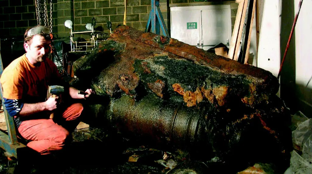 A gun from the Stirling Castle being cleaned of concretion, in which the iron salts of the gun have combined with surrounding sediments to form a hard crust. Photo: Doug Mc Elvoque, Mary Rose Archaeological Services