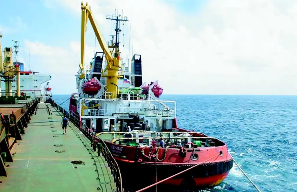 Tsavliris tug SB-408 assists the immobilised Marilla some 700 miles at sea.