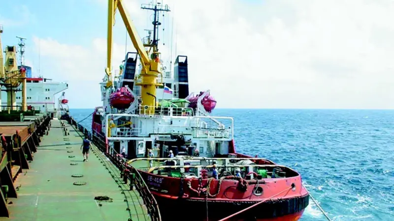 Tsavliris tug SB-408 assists the immobilised Marilla some 700 miles at sea.