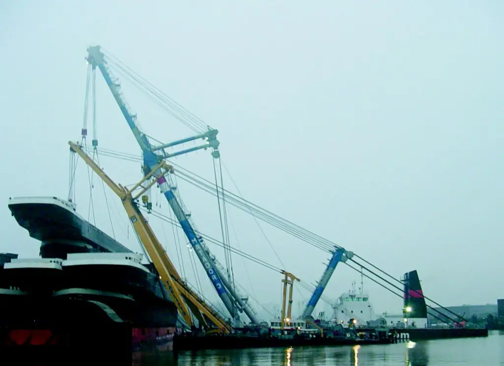 A total of five sheerlegs were involved lifting inland vessels from the cargo barge on which they had been towed from China to Rotterdam.