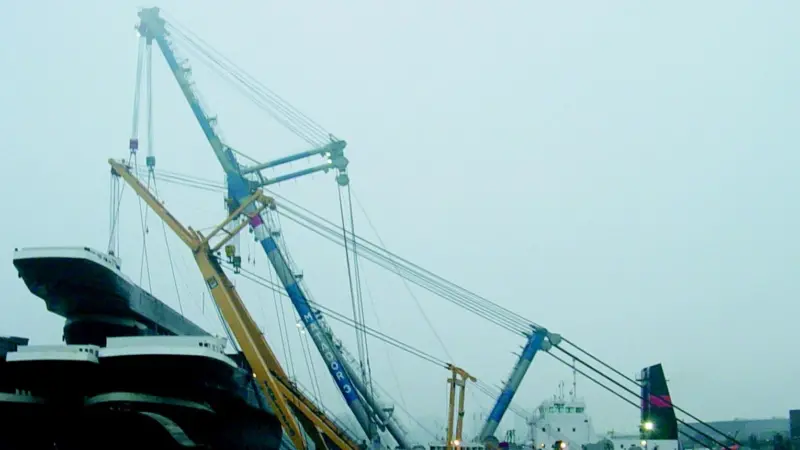 A total of five sheerlegs were involved lifting inland vessels from the cargo barge on which they had been towed from China to Rotterdam.