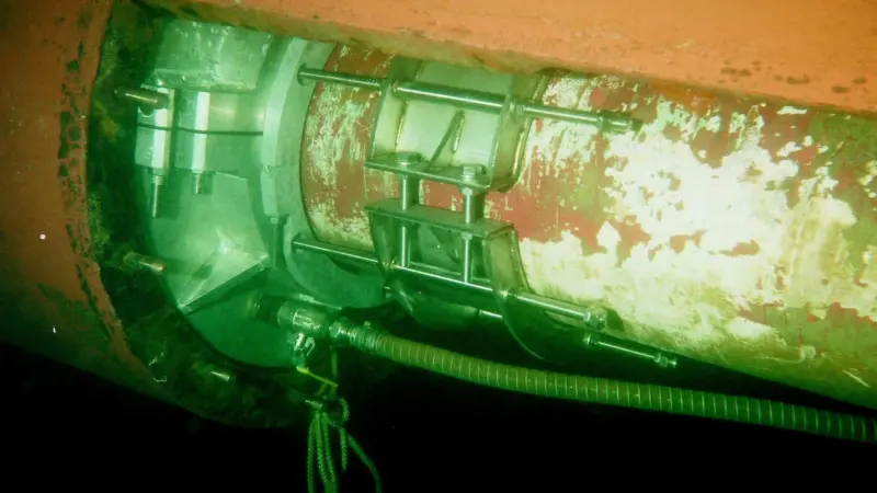 The temporary external shaft seal is seen installed on HMS Ocean.