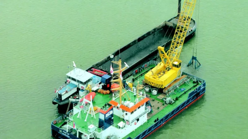 Imtiaz is seen during dredging trials in Rotterdam Europoort with a hopper barge alongside.