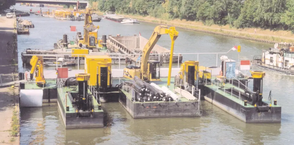 With the length of canal lying within an urban area, the width varies continuously and there are numerous bridges, making it all the more important that a flexible material is used.