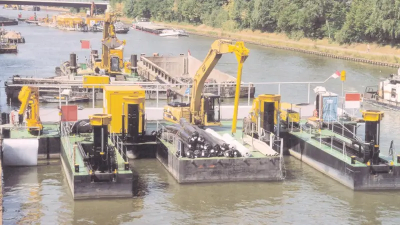 With the length of canal lying within an urban area, the width varies continuously and there are numerous bridges, making it all the more important that a flexible material is used.