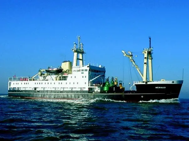 Trinity House tender THV Mermaid is the first UK vessel to install SeaTel 4003 Broadband at Sea.