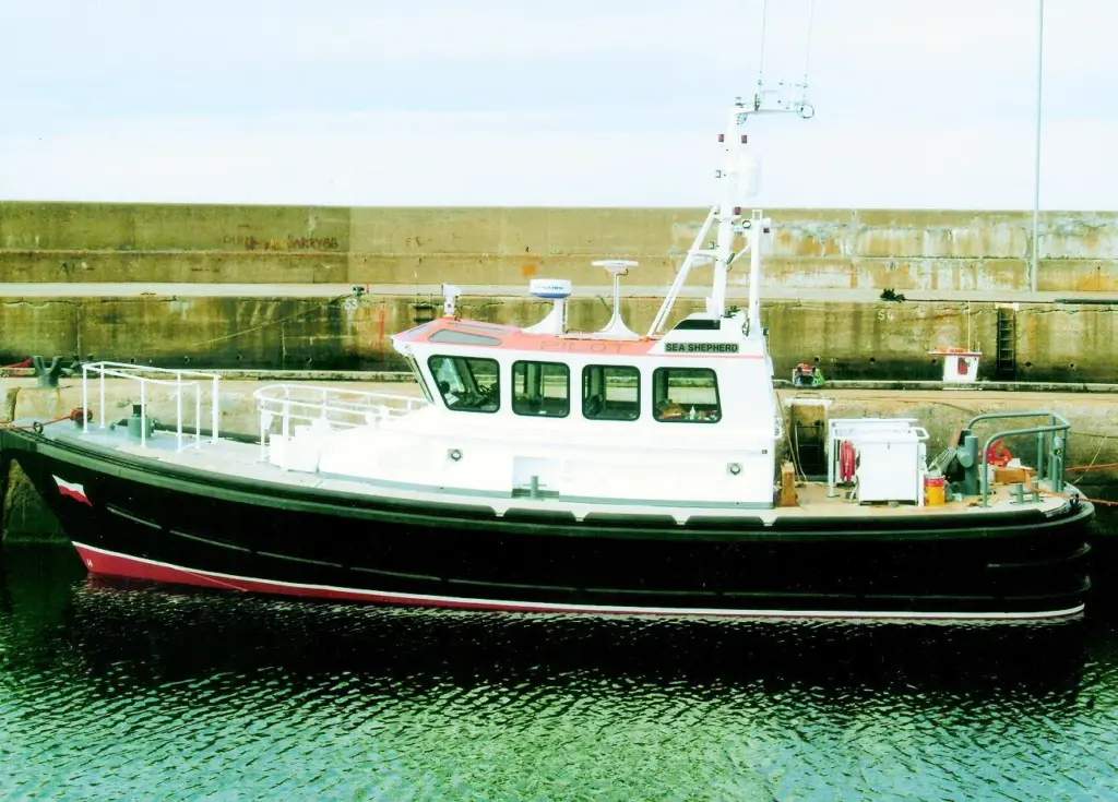 The single chine hullform features a strengthened and heavily fendered bow for pushing.