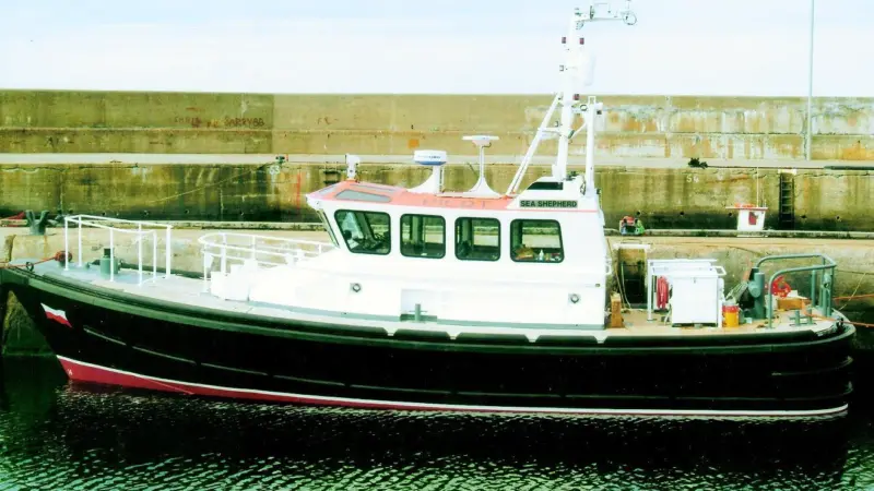 The single chine hullform features a strengthened and heavily fendered bow for pushing.