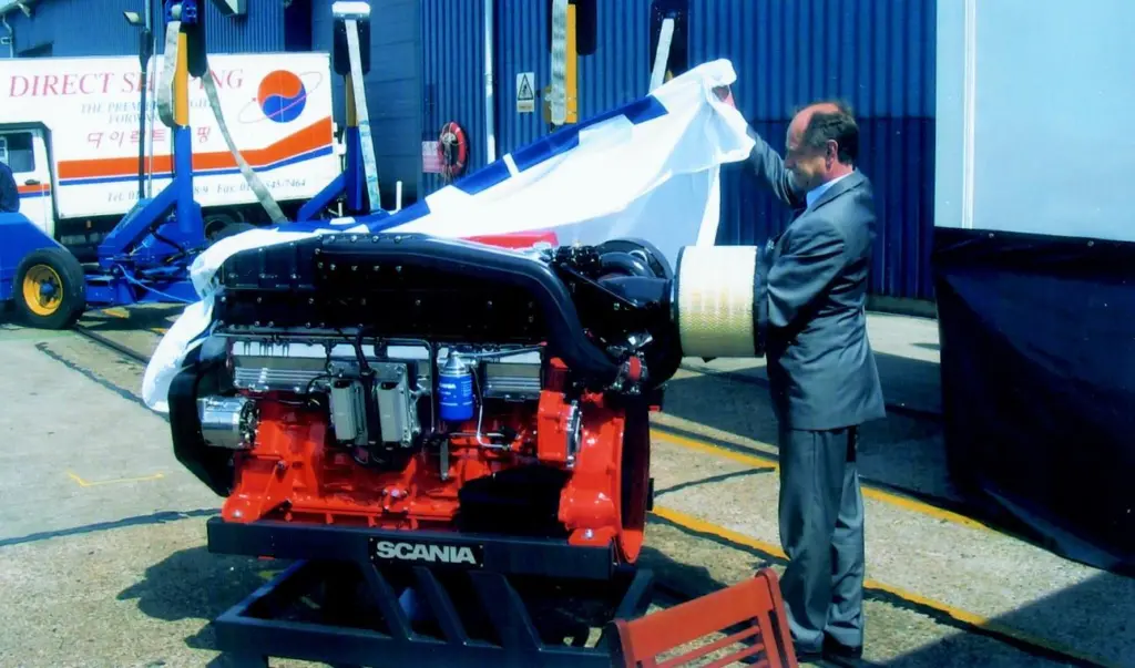Lennart Hjelte unveils the new Scania DI12 EMS engine at seawork2004.
