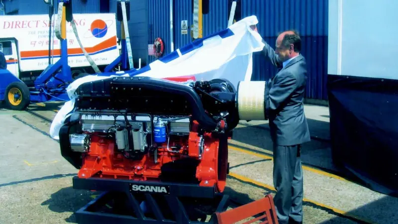 Lennart Hjelte unveils the new Scania DI12 EMS engine at seawork2004.