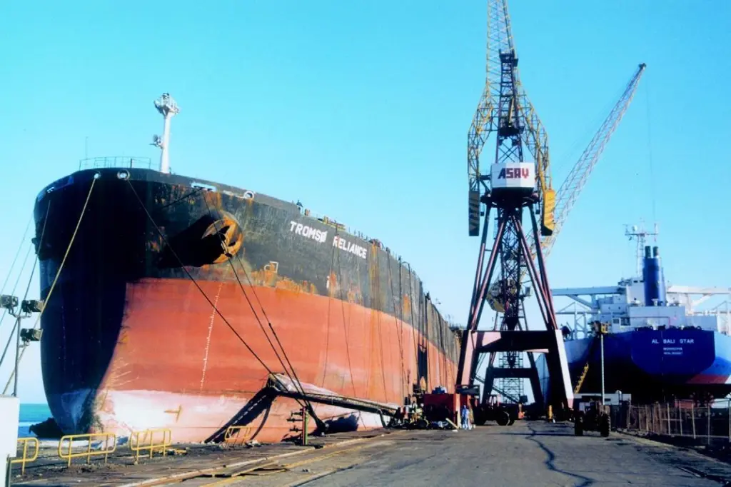 Before and after photos of the 154,970 dwt Tromso Alliance give evidence of ASRYs skills.