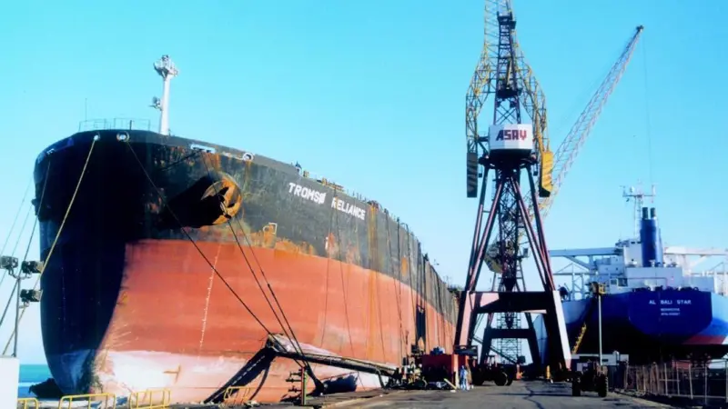Before and after photos of the 154,970 dwt Tromso Alliance give evidence of ASRYs skills.