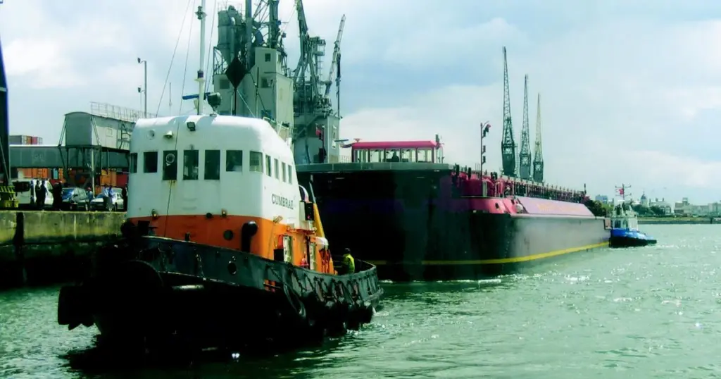 The breakthrough multi-purpose pontoon Terra Marique, seen here arriving at seawork2004, features a dieselelectric propulsion system from Bakker Sliedrecht.