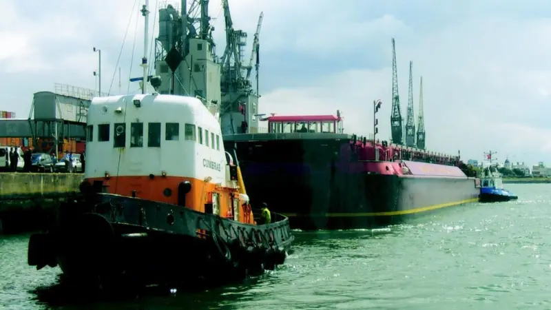 The breakthrough multi-purpose pontoon Terra Marique, seen here arriving at seawork2004, features a dieselelectric propulsion system from Bakker Sliedrecht.