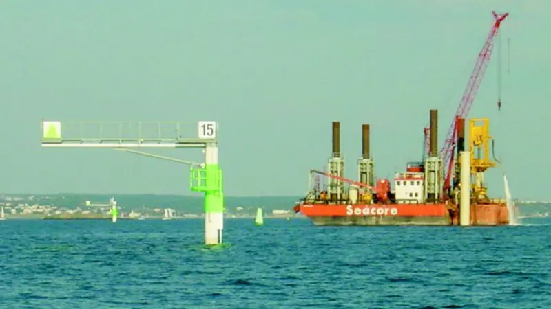 The jack-up platform Deep Diver 1 undertakes monopile installation work in Gothenburgs navigation channels.