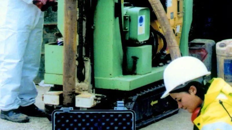 The Fraste rig was able to work within confined areas at Rosyth Dockyard.