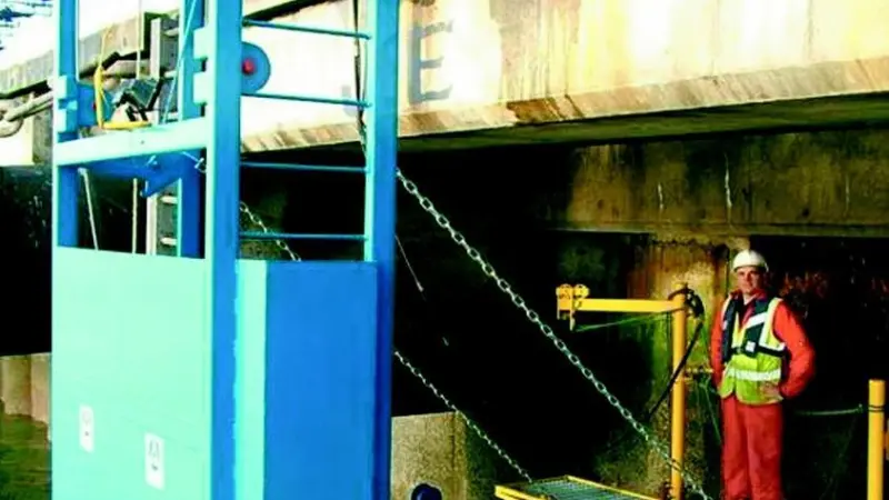 The diving support cantilevered access frame is deployed at Felixstowe.