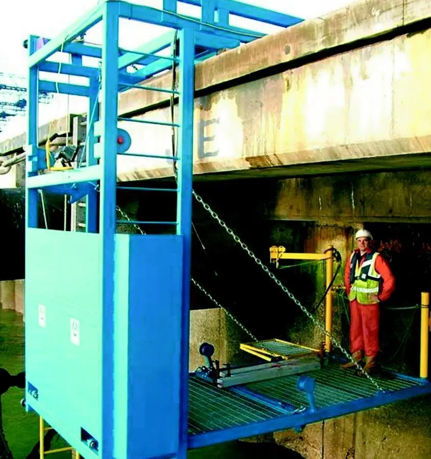 The diving support cantilevered access frame is deployed at Felixstowe.