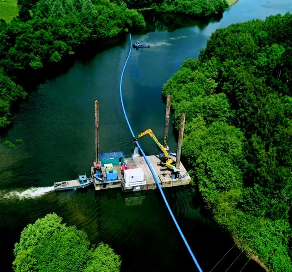 A pipeline is laid into position as part of the &pound;25 million Bewl-Darwell Water Transfer Scheme.