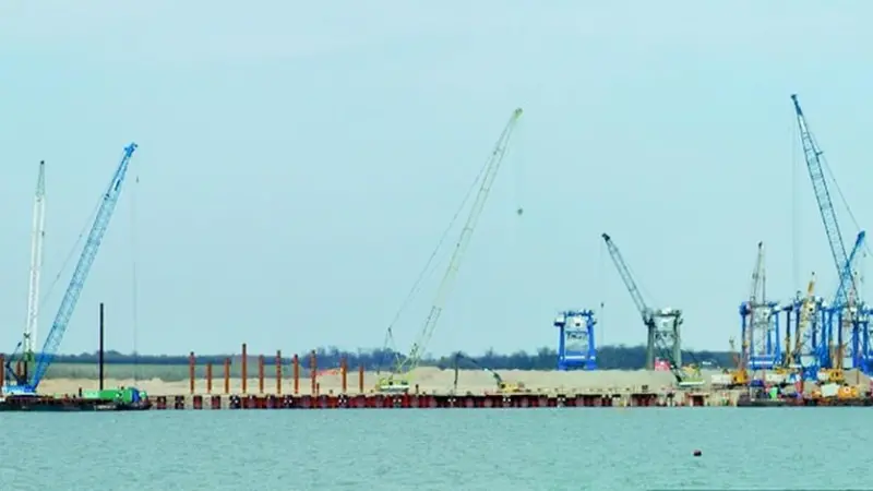 The new facility at Felixstowe enables the port to berth two of the latest generation of large container vessels simultaneously.
