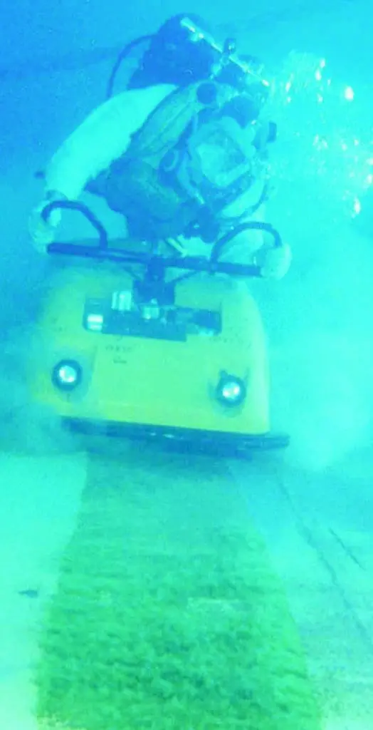 A diver using a UMC Mini Pamper adapted to underwater cleaning.