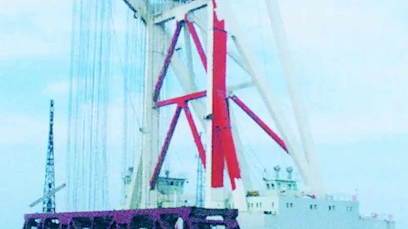 The Schottel equipped crane catamaran can manoeuvre and position itself without tug assistance.