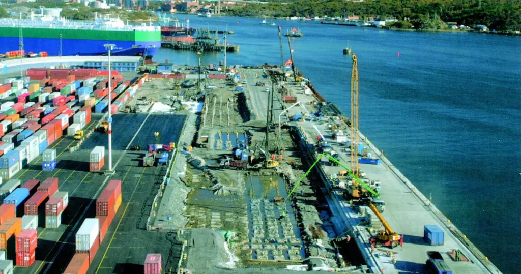 The rebuilding of the container terminal at Skandia Harbour involves new piling, lighter fill, recasting of the cathead at the edge of the quay, reinforcement of the quay with sheetpiles and the laying of a new crane rail to accommodate wider cranes.