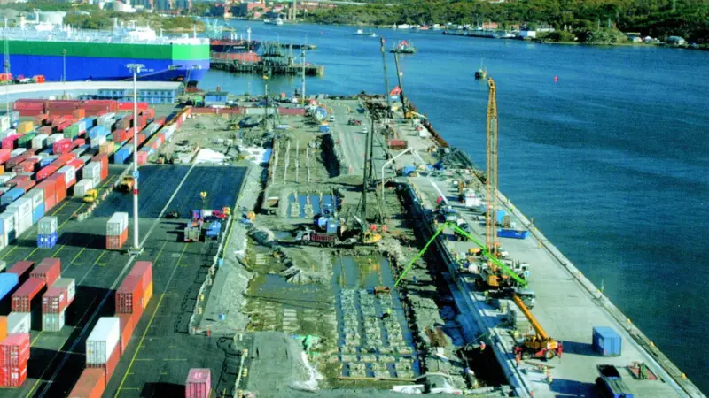 The rebuilding of the container terminal at Skandia Harbour involves new piling, lighter fill, recasting of the cathead at the edge of the quay, reinforcement of the quay with sheetpiles and the laying of a new crane rail to accommodate wider cranes.