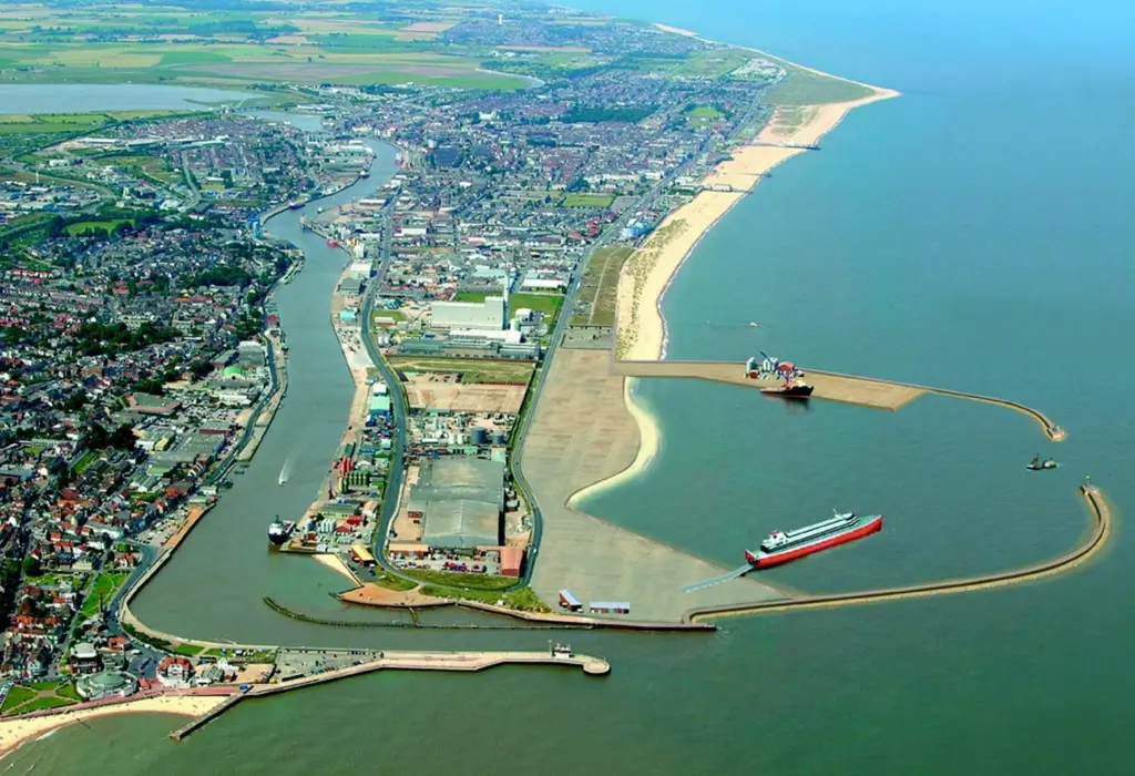 (Photo montage of OuterHarbour - copyright Mike Page and InterRegional 2002).