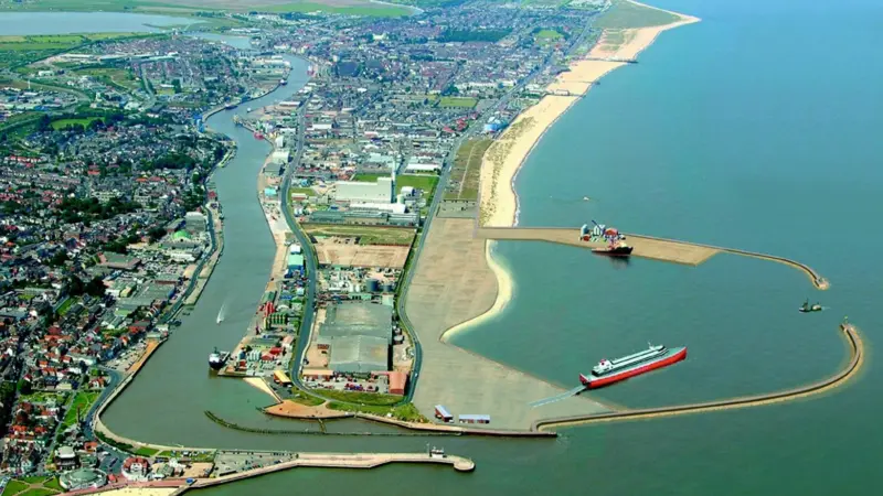 (Photo montage of OuterHarbour - copyright Mike Page and InterRegional 2002).