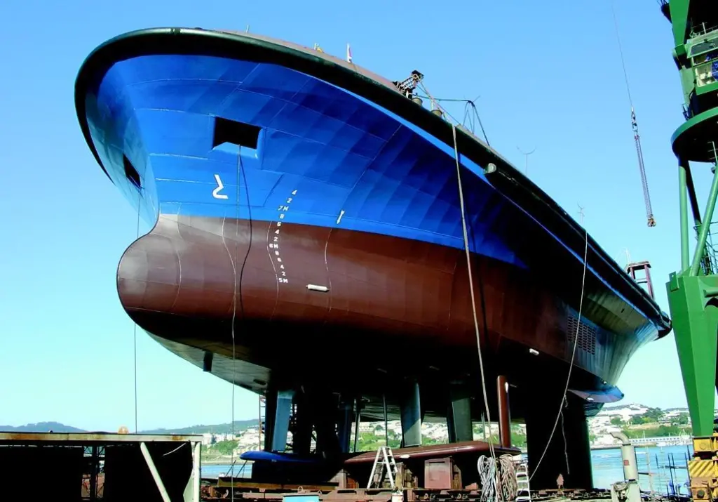 The underwater hull form is unique and includes a bulbous bow, sponsons and bilge keels.