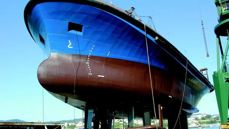 The underwater hull form is unique and includes a bulbous bow, sponsons and bilge keels.